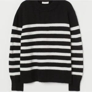 Stickad tröja från hm! - Säljer denna stickade tröjan från hm💗köparen står för frakten!