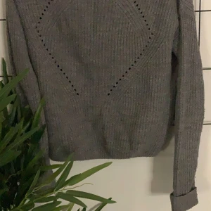 Tjock tröja  - Blivit för liten fö mig så dags att sälja men jätte skön och varm. Från Hollys i storlek XS
