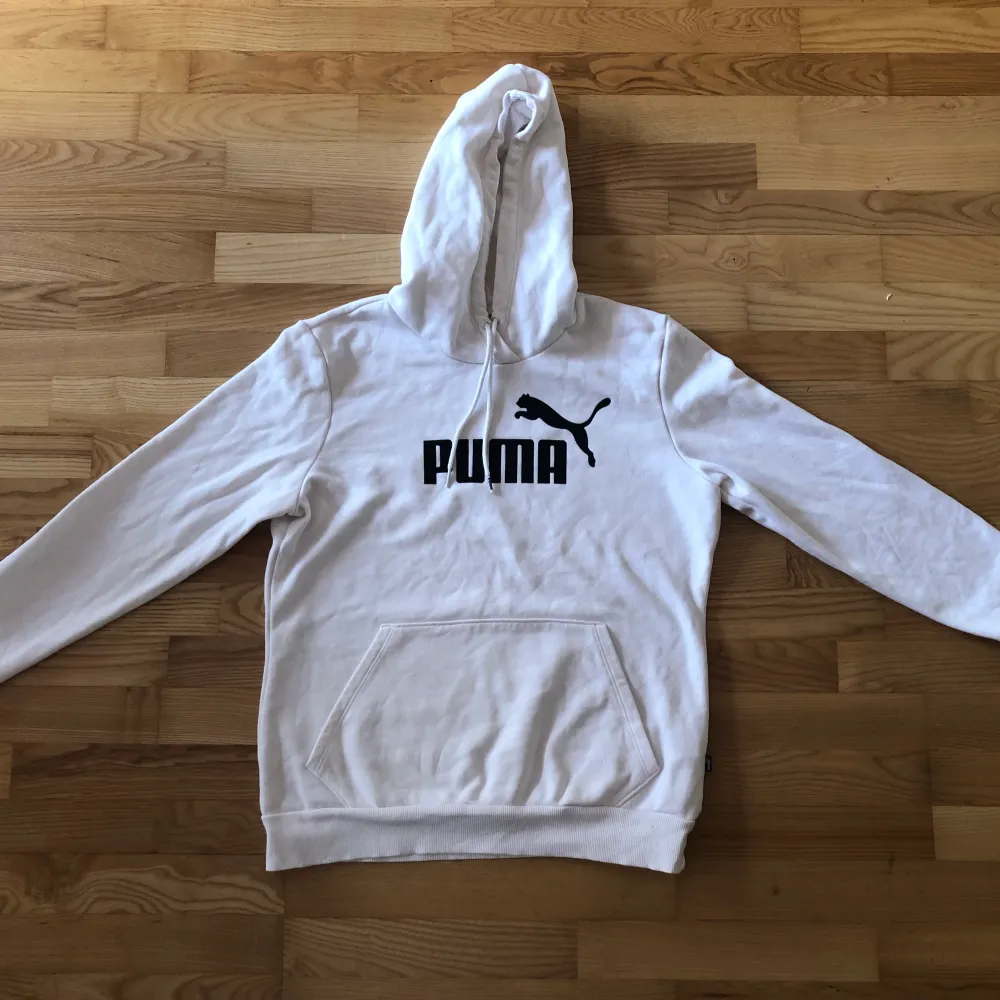 Oanvänd Puma hoodie, vit med svart tryck. Hoodies.