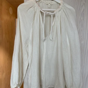 Blus från H&M Bomull - Sparsamt använda. 