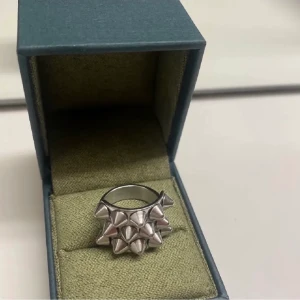 Edblad ring - Ring med nitar. Köparen står för frakten