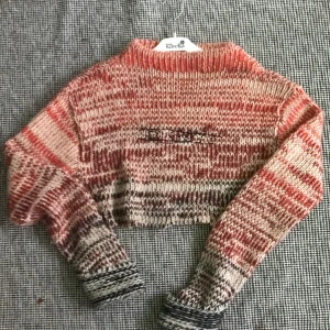 Superfin stickad magtröja - Väldigt fin stickad tröja som sitter fint och skönt. Materialet är lite för stickigt för min smak som är känslig så därför säljs den. Aldrig använd.