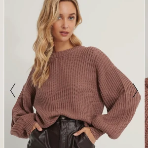 Stickad tröja  - Stickad i strl M 💗 säljer en i beige färg också! Har fler annonser på denna där det finns fler bilder :)