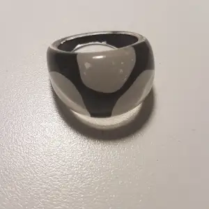 Jätte fin ring som aldrig är använd❤ Inga som helst defekter💖