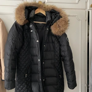 Rockandblue/Vinterjacka - Hej, just nu säljer jag en svart Rockandblue jacka med päls, allt är äkta Köpt några år sedan men som ny. Priset kan alltid diskuteras😀