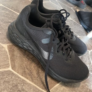 Nike skor - Svart, väldigt lätta skor från Nike. Använda 2-3 gånger.