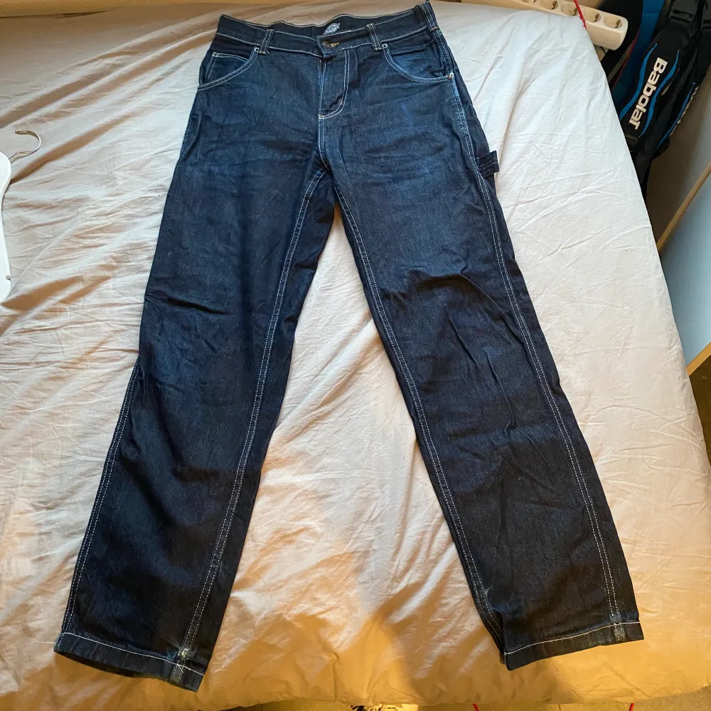 Ett par Dickies carpenter jeans med feta sömmar! Inköpta förra året för 649kr och är i mycket bra skick förutom lite slit mot hälen. Skriv för fler bilder:). Jeans & Byxor.
