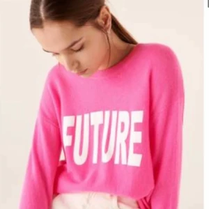 From future cashmere tröja - Neon rosa cashmere tröja från From Future! Fint skick på tröjan! Storlek S men den är inte som de andra from future tröjorna som är lite cropade utan denna är lite mer oversized i storlek så skulle säga att den mer är M