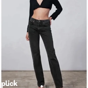 Svarta Midrise jeans från zara - Säljer mina svarta midrise jeans från zara. Priset kan diskuteras. Hör av er vid frågor eller fler bilder.