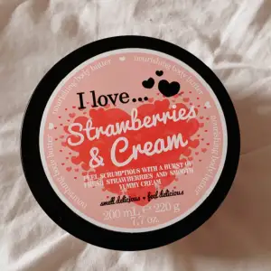 Oöppnad body cream i doft av Strawberries & Cream från märket ilovecosmetics 💗själva krämen är pastell ljusrosa.