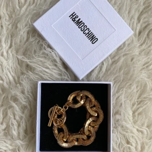 H&M X MOSCHINO armband  - Superfint armband från samarbete HM x Moschino. 
