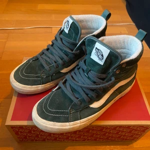 Vans Vinterskor  - Säljer mina Vinter Vans då dem blivit för små för mig. Kvitto ingår ej. Men däremot boxen som man ser på bilden. Köparen står för frakt. 