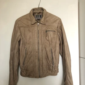 Beige jacka  - Säljer denna jacka som tyvärr inte kommer till användning längre. Köparen står för frakt 