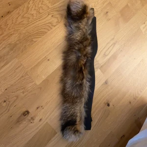 Canda goose päls - Köpte den tidigare på Plick och den kom ej till användning, men det är en päls med dragkedja där man kan sätta dit den på vilken jacka som helst.
