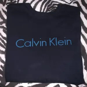 Calvin klein tröja i mörkblå färg