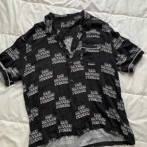 HUF shirt - Pulp fiction collection - HUF shirt from Pulp Fiction collection. Loose fitting. Unisex I bought it for 45€ and I’m selling it for 280kr