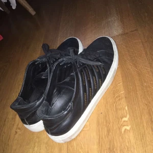 Axel arigato  - Nu säljer jag mina Axel arigato skor, använd en hel sommar fortfarande i topp skick. Dem har blivit för små, därför säljer jag dem