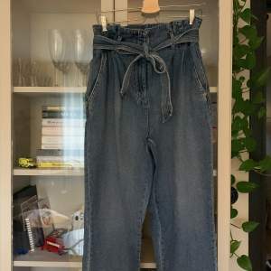 Snygga paperbag jeans från hm💕 Kläderna är utsorterade och kan därför inte erbjuda bilder med dem på❤️