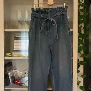 Paperbag jeans - Snygga paperbag jeans från hm💕 Kläderna är utsorterade och kan därför inte erbjuda bilder med dem på❤️