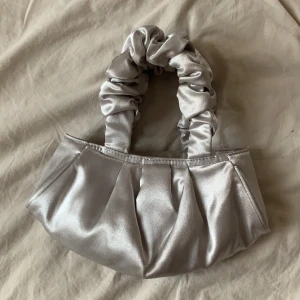 Söt liten hansväska - Liten silvrig väska 