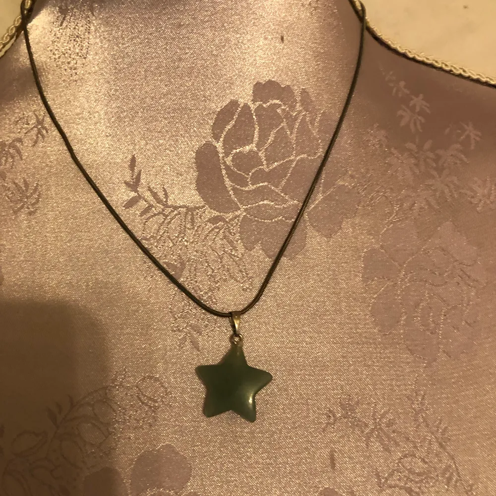 Handgjort grön adventrine halsband  Använd sparsamt. Jag tar helst Swish och skickar efter mottagning betalning. Se mina övriga annonser och ta paketpriset. Accessoarer.