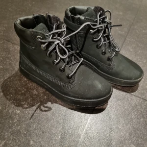 Timberland barnskor  - Barnskor timberland storlek 28. Använda endast en gång. Säljes pga fel storlek 