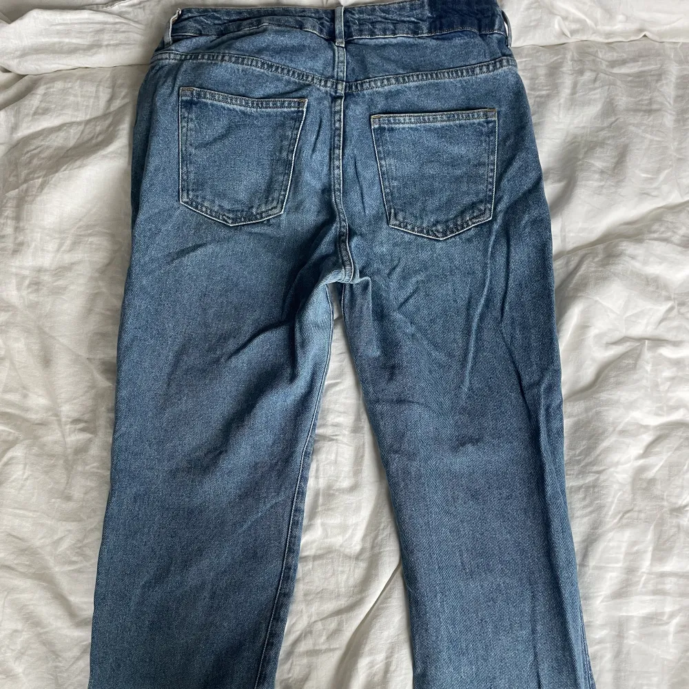 Mom jeans från H&M i storlek 38 💙Säljer för 100 kr. Jeans & Byxor.