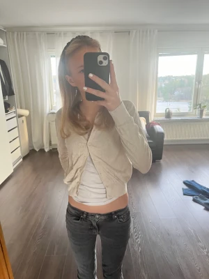 Kofta från H&M 💋 - Jättefin beige kofta från hm som knappt är använd ⭐️