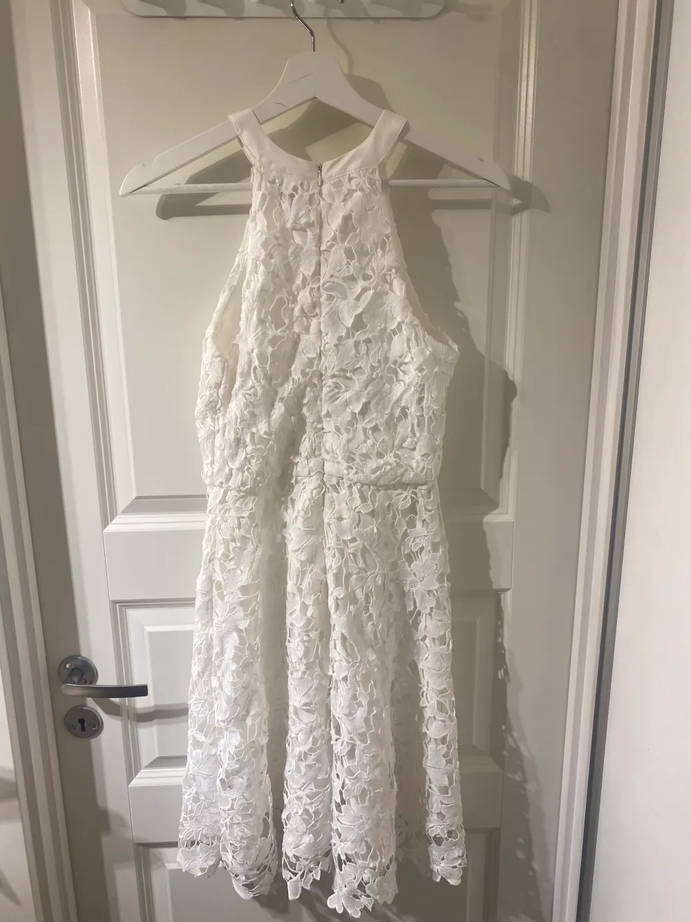 En fin vit klänning som är perfekt till studenten🎉nypris 1100kr ( köparen står för frakten)💞😊. Klänningar.