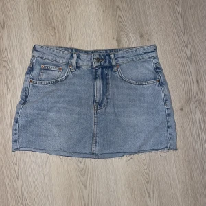 Lågmidjad jeanskjol - Aldrig använd jeanskjol