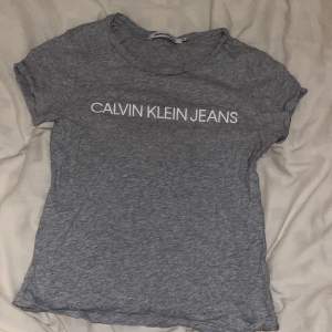 Grå t-shirt från Calvin Klein storlek xs