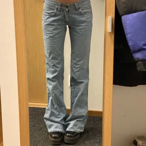 lågmidjade bootcut jeans - Lågmidjade bootcutjeans från crocker. w26 l 34 midjemått 73, innerbenslängd 90 cm⭐️ jag är 160, något långa på mig