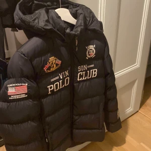 Polo Club jacka  - Ordinarie pris: 600 Bra skick  Tjock vinter jacka Mötas upp i Norrköping annars tillkommer frakt 