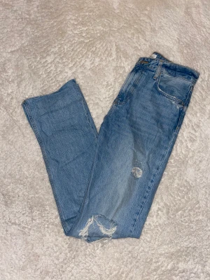 ZARA jeans  - Raka, långa straight jeans från ZARA. Highwaist. Är i gott skick. 