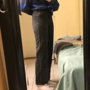 Svarta jeans Monki - Svarta högmidjade jeans från Monki, stl 25, bra skick. Hör av er om ni har några frågor 🥰