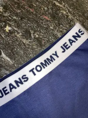 Blå kjol från Tommy Jeans!  Endast testad! Helt oanvänd.   Är 165 cm och den går lite över mina knän. 