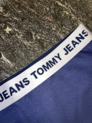 Tommy Jeans Kjol Blå - Blå kjol från Tommy Jeans!  Endast testad! Helt oanvänd.   Är 165 cm och den går lite över mina knän. 
