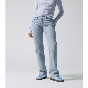Weekday arrow low waist jeans  - Storlek 25/30, weekday low waist, säljer då dem inte kommer till användning, färgen: summer blue  Jag är ungefär 157❤️ Nypris: 590kr  Mitt pris: 180kr då jag behöver fort få plats i garderoben