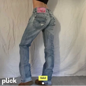 replay y2k jeans - dom snyggaste jeansen från replay!! måste tyvärr sälja då de blivit för små för mig. 😪 Skriv privat för mått/bilder. Sista bilden är färgen på jeansen. Resten lånade. Köparen står för frakt. 💕