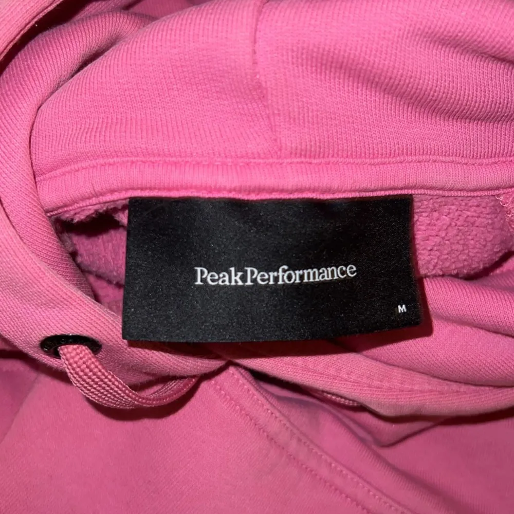 Rosa peak hoodie i storlek M men sitter som S, använd men fint skick 💞. Hoodies.