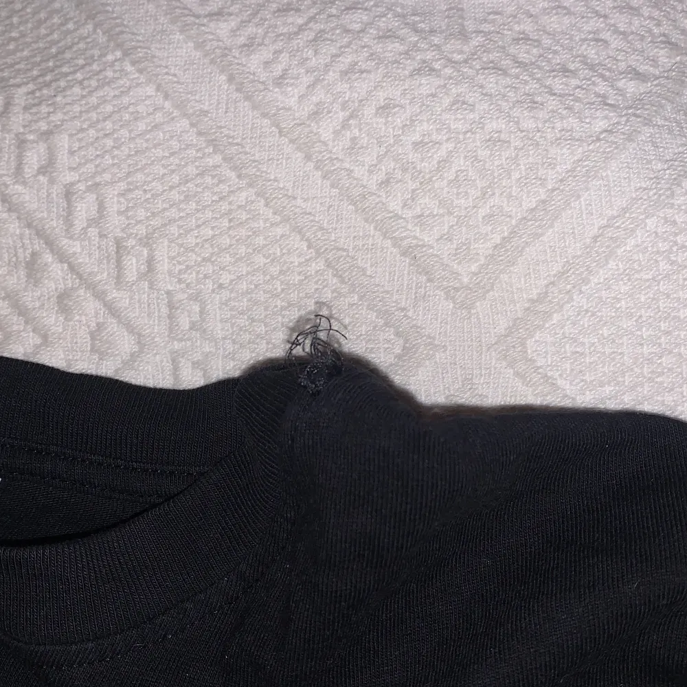 Vanlig svart svart tröja från h&m🖤den är rätt tjock. Paidat.