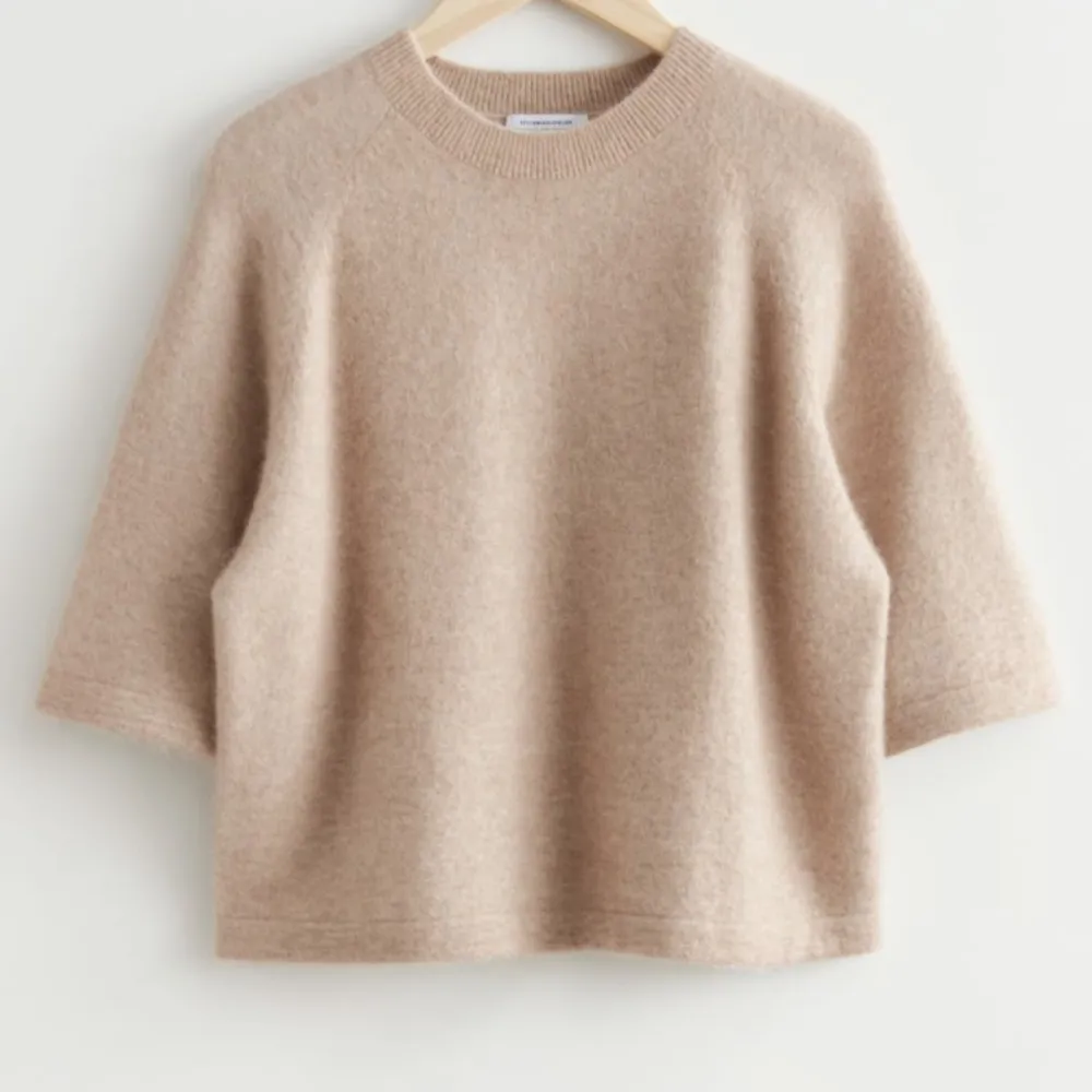 🤎Säljer Boxy Alpaca Knit T-Shirt från other stories i färgen beige, strl xs🤎 Fint skick! Knappt använd ✨ Köpare står för frakten✨. Stickat.