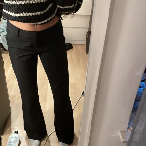 Low waist kostymbyxor - Köpta från veromoda storlek M,lite stora för mig i midjan så aldrig använda. Sitter jätte fint i längden!Nypris 500