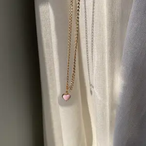 Ett jättegulligt guldigt halsband med ett rosa hjärta. Handgjort och förlängningskedja medföljer så att du kan justera halsbandet efter din egen längd💓 frakten kostar 16kr. 