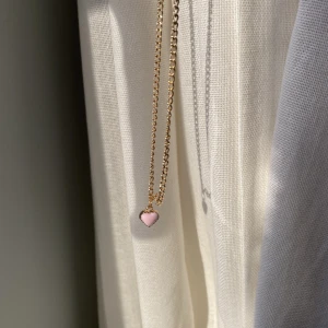 Heart necklace💓 - Ett jättegulligt guldigt halsband med ett rosa hjärta. Handgjort och förlängningskedja medföljer så att du kan justera halsbandet efter din egen längd💓 frakten kostar 16kr. 