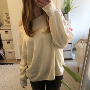 Vit oversized stickad  - Superfin stickad tröja som sitter oversized, funkar för mig som vanligtvis har S/M. Tröjan är stor urringning så passar perfekt att ha off one shoulder❤️ använd gärna köp nu och säljer då jag har ett flertal liknande💞 (lägger ut igen pga oseriöst bud)