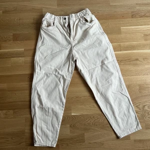 Jeans - Färgade jeans i bra skick.