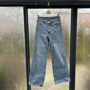 Blåa monki jeans - Blåa utsvängda jeans från Monki i modellen Yoko. Inget sönder, använd ca. 2 ggr pga för små för mig 🥹💞🫶🏽