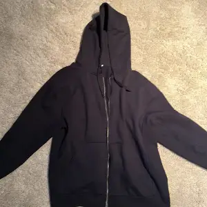 En zip hoodie från filippa K i ny skick!! Kostar nypris 1800kr men jag säljer den för 800. Priset är inte hugget i sten. 