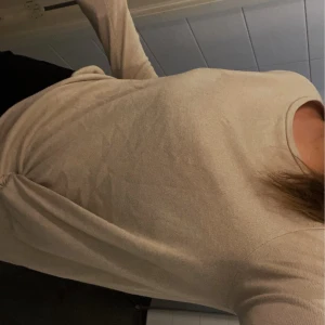 Tröja  - Biege tröja från Gina tricot 